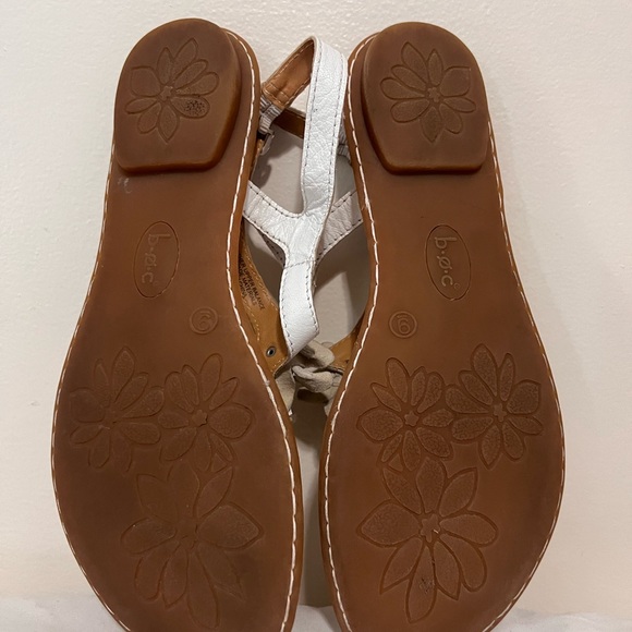 B.O.C. White leather flat sandal in size 9 - Picture 11 of 12